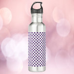 Bouteille D'eau Motif de coeur violet Arrière - plan blanc<br><div class="desc">Aimez-vous les motifs du coeur ? Êtes-vous un fan de la couleur violet ? Une mignonne bouteille d'eau a un motif de coeurs violets sur un arrière - plan blanc</div>