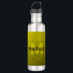 Bouteille D'eau Motif en maille géométrique gris foncé jaune<br><div class="desc">Monogramme Personnalisez avec votre initiale et votre nom personnalisés. Motif de maillage géométrique dégradé d'or jaune. Triangle maillage géométrique avec dégradé noir foncé jaune clair. motif,  ombre,  maillage,  triangles,  géométrie,  géométrique,  dégradé,  cool,  triangle,  lumineux,  motif,  numérique,  jaune,  or,  noir</div>