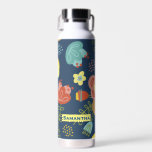 Bouteille D'eau Motif floral coloré bleu foncé Personnalisé<br><div class="desc">Joli motif fleuri coloré sur arrière - plan bleu foncé avec personnalisation optionnelle.</div>