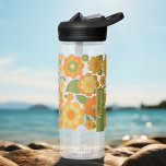 Bouteille D'eau Motif floral tendance rétro avec bloc de nom<br><div class="desc">Un design floral et audacieux aux tons colorés d'or, d'orange et de vert avec un bloc de couleur amusant pour ajouter votre nom ou n'importe quel texte. La folle motif aux fleurs a une variété de couleurs. Vous pouvez ajouter un nom, un monogramme ou un autre texte personnalisé. Si vous...</div>