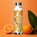Bouteille D'eau Motif floral tendance rétro avec bloc de nom<br><div class="desc">Un design floral et audacieux aux tons colorés d'or, d'orange et de vert avec un bloc de couleur amusant pour ajouter votre nom ou n'importe quel texte. La folle motif aux fleurs a une variété de couleurs. Vous pouvez ajouter un nom, un monogramme ou un autre texte personnalisé. Si vous...</div>