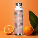 Bouteille D'eau Motif MCM Half Moon tendance avec bloc de nom brou<br><div class="desc">Un design audacieux et graphique avec des nuances colorées de rose vif, de corail et de pêche avec un bloc de couleur amusant pour ajouter votre nom ou n'importe quel texte. Le motif du milieu du siècle est un motif branché avec des touches de couleur. Vous pouvez ajouter un nom,...</div>