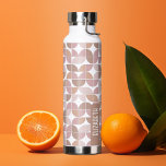 Bouteille D'eau Motif MCM Half Moon tendance avec bloc de nom brou<br><div class="desc">Un design audacieux et graphique avec des nuances colorées de rose vif, de corail et de pêche avec un bloc de couleur amusant pour ajouter votre nom ou n'importe quel texte. Le motif du milieu du siècle est un motif branché avec des touches de couleur. Vous pouvez ajouter un nom,...</div>