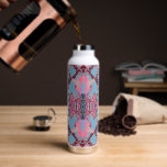 Bouteille D'eau Motif moderne baroque en bleu Bourgogne rose<br><div class="desc">Motif baroque moderne avec un design luxueux et complexe de riches formes ornementales dans une palette de couleurs chic de jolies couleurs rose,  bleu bordeaux et bleu. Un cadeau de luxe pour des occasions spéciales. Conçu exclusivement pour vous par Happy Dolphin Studio !</div>