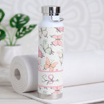 Bouteille D'eau Motif papillon avec nom et monogramme<br><div class="desc">Mignonne Motif de papillon féminin en couleurs douces. Bouteille d'eau personnalisée avec nom et monogramme.</div>