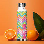 Bouteille D'eau Motif tendance Chevron grand nom bloc rose vert<br><div class="desc">Un design audacieux et graphique avec des zags zig colorés rose, orange, violet et vert avec un bloc de couleur amusant pour ajouter votre nom ou n'importe quel texte. La motif en chevron clair est une motif moderne et branchée avec un poinçon de couleur. Vous pouvez ajouter un nom, un...</div>