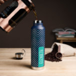 Bouteille D'eau Motif tendance Chevron grand nom bloc turquoise ve<br><div class="desc">Un design graphique et audacieux avec des zags turquoises vert et aqua zig avec un bloc de couleur amusant pour ajouter votre nom ou n'importe quel texte. Le motif en chevron fin est un motif moderne et minimal avec un poinçon de couleur. Vous pouvez ajouter un nom, un monogramme ou...</div>