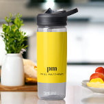 Bouteille D'eau Mustard Jaune Simple Minimale Monogramme et nom<br><div class="desc">Gras et lumineux avec simplicité contemporaine, ce design personnalisé de bouteille d'eau jaune moutarde a une typographie moderne qui explique vos initiales monogrammes en noir coque type visage avec votre nom dans tous les casquettes dans une taille de police plus petite placé sous votre monogramme pour un look professionnel contemporain....</div>