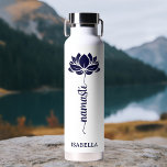 Bouteille D'eau Namaste Blue Lotus Flower Modern Nom personnalisé<br><div class="desc">Namaste Blue Lotus Flower Modern Nom personnalisé Sports Fitness Yoga Bouteille d'eau en acier inoxydable présente une fleur de lotus bleu avec le texte "namaste" dans un script de calligraphie à lettres modernes et personnalisées avec votre nom. Un cadeau parfait pour les amis et la famille pour l'anniversaire, Noël, Fête...</div>