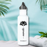 Bouteille D'eau Namaste Lotus Flower Moderne Nom personnalisé<br><div class="desc">Namaste Black Lotus Flower Modern Nom personnalisé Sports Fitness Yoga Bouteille d'eau en acier inoxydable présente une fleur de lotus noir avec le texte "namaste" dans un script de calligraphie à lettres modernes et personnalisées avec votre nom. Un cadeau parfait pour les amis et la famille pour l'anniversaire, Noël, Fête...</div>