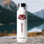 Bouteille D'eau Namaste Lotus Flower Moderne Nom personnalisé<br><div class="desc">Namaste Burgundy Lotus Flower Moderne Nom personnalisé Sports Fitness Yoga Bouteille d'eau en acier inoxydable présente une fleur de lotus bordeaux avec le texte "namaste" dans un script de calligraphie moderne lettré à la main et personnalisé avec votre nom. Un cadeau parfait pour les amis et la famille pour l'anniversaire,...</div>