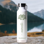 Bouteille D'eau Namaste Lotus Flower Moderne Nom personnalisé<br><div class="desc">Namaste Lotus Flower Moderne Nom personnalisé Sports Fitness Yoga Bouteille d'eau en acier inoxydable présente une fleur de lotus avec le texte "namaste" dans le script de calligraphie à la main moderne et personnalisée avec votre nom. Un cadeau parfait pour les amis et la famille pour l'anniversaire, Noël, Fête des...</div>