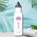 Bouteille D'eau Namaste Pink Lotus Flower Moderne Nom personnalisé<br><div class="desc">Namaste Pink Lotus Flower Moderne Nom personnalisé Sports Fitness Yoga Bouteille d'eau en acier inoxydable présente une fleur de lotus rose avec le texte "namaste" dans un script de calligraphie à lettres modernes et personnalisée avec votre nom. Un cadeau parfait pour les amis et la famille pour l'anniversaire, Noël, Fête...</div>