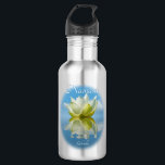Bouteille D'eau Namaste Reflétant Lotus Fleur & Nom Yoga Small<br><div class="desc">Cette jolie bouteille d'eau est conçue pour les amateurs de yoga. Il présente un design serein avec une fleur de lotus blanche et jaune réfléchissant dans l'eau avec des vagues et des ondulations et un arrière - plan bleu ciel clair ou azur. La légende dit "Namaste" avec un espace pour...</div>