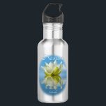 Bouteille D'eau Namaste Reflétant Lotus Fleur & Nom Yoga Small<br><div class="desc">Cette jolie bouteille d'eau est conçue pour les amateurs de yoga. Il présente un design serein avec une fleur de lotus blanche et jaune réfléchissant dans l'eau avec des vagues et des ondulations et un arrière - plan bleu ciel clair ou azur. La légende dit "Namaste" avec un espace pour...</div>