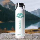 Bouteille D'eau Namaste Turquoise Lotus Flower Moderne Nom personn<br><div class="desc">Namaste Turquoise Lotus Flower Moderne Nom personnalisé Sports Fitness Yoga Bouteille d'eau en acier inoxydable présente une fleur de lotus turquoise avec le texte "namaste" dans un script de calligraphie à lettres modernes et personnalisée avec votre nom. Un cadeau parfait pour les amis et la famille pour l'anniversaire, Noël, Fête...</div>
