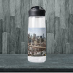 Bouteille D'eau New York City Lower Manhattan Skyline<br><div class="desc">Restez trempé et motivé pendant vos séances d'entraînement quotidiennes avec cette bouteille d'eau en plastique claire qui présente une photo de l'horizon de Lower Manhattan, New York City vue depuis le pont Brooklyn. Sélectionnez la taille et la couleur de votre bouteille d'eau. REMARQUE : Conception non optimisée pour le style...</div>