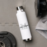 Bouteille D'eau Noir et blanc | Nom personnalisé et monogramme<br><div class="desc">Nom de script personnalisé et monogramme Bouteille d'eau,  toute police,  toute couleur,  aucun minimum</div>