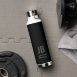 Bouteille D'eau Noir gris minimaliste à deux lettres Nom du monogr<br><div class="desc">Noir Gris Minimaliste Deux Lettre Monogramme Nom Bouteille d'eau</div>