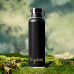 Bouteille D'eau Noir moderne Elegant Or Script Chic Nom personnali<br><div class="desc">Créez votre propre script personnalisé, personnalisé, cool, chic, élégant, élégant script de typographie faux or, moderne géométrique tendance triangles gris clair motif arrière - plan, classe noire, antidéversement, acier inoxydable, extérieur résistant à la condensation, monogrammed mat noir durable double paroi Thor Cuivre Vacuum Bouteille isolée qui garde les boissons chaudes...</div>