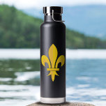 Bouteille d'eau noire avec Fleur de Lys Or<br><div class="desc">Cette élégante bouteille isolée noire avec une Fleur de Lys couleur or est parfaite pour faire un cadeau royal à un amoureux d'histoire !</div>