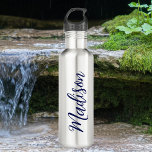 Bouteille D'eau Nom bleu marine Script manuscrit personnalisé<br><div class="desc">Une bouteille d'eau monogramme personnalisée bleu marine tendance pour une fille ou un gars qui aime les cadeaux simples et écrits à la main. Beau script cursif sur le flanc de votre bouteille qui épelle votre nom dans la typographie cool.</div>