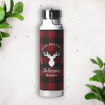 Bouteille D'eau Nom de famille Plaid Red and Black Buffalo<br><div class="desc">La conception du produit est composée d'une silhouette de cerf sur un motif classique à plis de buffle rouge et noir. Combinée à votre propre texte personnalisé, cette composition crée une bouteille d'eau rustique, moderne et unique - idée cadeau pour Thanksgiving, Noël, réunion de famille ou tout autre événement spécial!...</div>