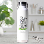 Bouteille D'eau Nom de golf Monogramme<br><div class="desc">Cette élégante bouteille d'eau monogramme présente un élégant sac de golf gris aquarelle rempli de bâtons, entouré d'une touche d'herbe verte. Le design incorpore un monogramme initial de police serif classique sur le sac, en se mélangeant harmonieusement dans l'illustration. Sous le monogramme, le nom complet est affiché dans une police...</div>