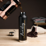 Bouteille D'eau Nom de la main de brosse d'or Script personnalisé<br><div class="desc">Ajoutez une touche d'élégance et de personnalisation à votre routine d'hydratation avec cette brosse d'or Stroke Handlettering Name Script Custom Water Bottle. Conçue pour être customisée, cette bouteille d'eau présente un trait imprimé de brosse en or qui souligne magnifiquement le nom de votre choix. Faites une déclaration avec cette bouteille...</div>