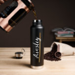 Bouteille D'eau Nom de la main de brosse d'or Script personnalisé<br><div class="desc">Ajoutez une touche d'élégance et de personnalisation à votre routine d'hydratation avec cette brosse d'or Stroke Handlettering Name Script Custom Water Bottle. Conçue pour être customisée, cette bouteille d'eau présente un trait imprimé de brosse en or qui souligne magnifiquement le nom de votre choix. Faites une déclaration avec cette bouteille...</div>
