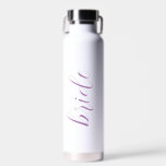 Bouteille D'eau Nom de la mariée de script personnalisé Élégant Ma<br><div class="desc">Script Personnalisé Nom De Mariée Élégante Bouteille D'Eau Mariage Moderne. Un design moderne et minimaliste,  blanc et violet pastel. N'importe quelle police,  n'importe quelle couleur,  aucun minimum.</div>