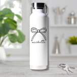 Bouteille D'eau Nom de la patte dessinée minimaliste<br><div class="desc">Nom simple Monogramme minimaliste Bouteille d'eau. Cette bouteille d'eau mignonne et élégante est munie d'un grand arc dessiné à la main en haut, associé à un nom dans élégante calligraphie manuscrite ci-dessous. Le design s'affiche de manière visible, créant un look tendance mais intemporel. L'arc et le nom sont noirs par...</div>