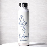 Bouteille D'eau Nom de la servante bleue de la marine Bachelorette<br><div class="desc">Célébrez en style avec notre nom Scripté main Bachelorette de la fête de la nuptiale Tumbler à vin thermique. Doté d'un design élégant et personnalisé, ce tourbillon est parfait pour garder les boissons à la température idéale pendant vos festivités nuptiales. Conçu à partir de matériaux isolants de haute qualité, il...</div>