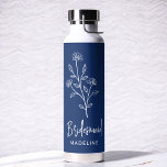 Bouteille D'eau Nom de la servante bleue de la marine Bachelorette<br><div class="desc">Célébrez en style avec notre nom Scripté main Bachelorette de la fête de la nuptiale Tumbler à vin thermique. Doté d'un design élégant et personnalisé, ce tourbillon est parfait pour garder les boissons à la température idéale pendant vos festivités nuptiales. Conçu à partir de matériaux isolants de haute qualité, il...</div>