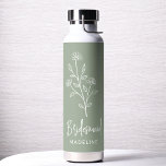 Bouteille D'eau Nom de la servante verte Sage Floral Bachelorette<br><div class="desc">Célébrez en style avec notre nom Scripté main Bachelorette de la fête de la nuptiale Tumbler à vin thermique. Doté d'un design élégant et personnalisé, ce tourbillon est parfait pour garder les boissons à la température idéale pendant vos festivités nuptiales. Conçu à partir de matériaux isolants de haute qualité, il...</div>