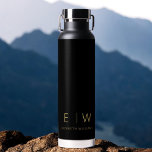Bouteille D'eau Nom de monogramme minimaliste en or noir classique<br><div class="desc">Élevez votre routine d'hydratation avec notre bouteille d'eau noire Monogramme moderne classique élégant. Conçue avec soin, cette bouteille d'eau allie élégance intemporelle et minimalisme contemporain, ce qui en fait un accessoire élégant et fonctionnel pour votre quotidien. Réalisée avec précision et attention au détail, cette bouteille d'eau est plus qu'un simple...</div>