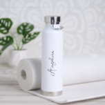 Bouteille D'eau Nom de script minimaliste Simple Élégant<br><div class="desc">Bouteille d'eau moderne en noir et blanc avec un design simple et minimaliste avec votre nom dans un script élégant. Un design mignon parfait pour une petite fille.</div>