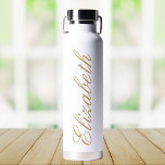Bouteille D'eau Nom de script personnalisé élégant blanc et or<br><div class="desc">Cette bouteille d'eau personnalisée allie fonctionnalité et élégance. Doté d'un design blanc épuré et d'une belle police de script, il vous permet de le customiser avec votre nom, ce qui le rend unique à vous. La bouteille est parfaite pour se faire hydrater sur le pouce, que vous alliez à la...</div>