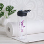 Bouteille D'eau Nom de script Purple personnalisé<br><div class="desc">Bouteille d'eau claire personnalisée avec votre prénom affiché dans un script en gras et violet avec votre nom affiché en lettres modernes ci-dessous. La bouteille d'eau simple et personnalisée peut également être utilisée pour afficher votre organisation ou nom d'entreprise.</div>