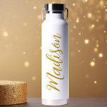 Bouteille D'eau Nom des filles Gold tendance Script manuscrit pers<br><div class="desc">Une mignonne bouteille d'eau monogramme d'or personnalisée pour une fille qui aime les cadeaux simples et écrits à la main. Beau script cursif sur le flanc de votre bouteille qui épelle votre nom.</div>