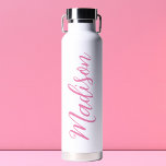 Bouteille D'eau Nom des filles roses tendance Script manuscrit per<br><div class="desc">Une jolie bouteille d'eau monogramme rose personnalisée pour une fille qui aime les cadeaux simples et écrits à la main. Beau script cursif sur le flanc de votre bouteille qui épelle votre nom.</div>