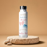 Bouteille D'eau Nom du bébé jumeau personnalisé<br><div class="desc">Célébrez le double de la joie avec cette bouteille d'eau personnalisée conçue pour les bébés jumeaux. Doté d'icônes pastel sucrées, d'un arc de bébé et de chaussures pour bébé, ce gardien vous permet de customiser deux noms et un message spécial pour le destinataire (tante, grand-mère, marraine, etc.). Un cadeau bien...</div>