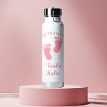 Bouteille D'eau Nom Du Bébé Rose Personnalisé Voir Bientôt<br><div class="desc">Fêtez l'anticipation de l'arrivée d'une petite fille avec cette adorable bouteille d'eau personnalisée ! Doté d'empreintes de bébé roses et de l'expression "See You Soon", ce design comprend du texte personnalisé pour une tante, une grand-mère ou un être cher. Un cadeau émouvant pour les annonces de grossesse, les baby showers...</div>