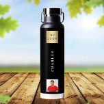 Bouteille D'eau Nom du logo de l'entreprise photo noir<br><div class="desc">Un arrière - plan noir classique. Personnalisez et ajoutez votre logo,  votre nom et une photo de profil. Texte blanc.</div>