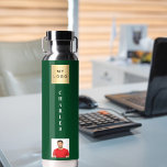 Bouteille D'eau Nom du logo de l'entreprise photo vert émeraude<br><div class="desc">Un arrière - plan vert émeraude. Personnalisez et ajoutez votre logo,  votre nom et une photo de profil.</div>