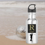 Bouteille D'eau Nom du monogramme Gold Black Golfeur<br><div class="desc">Monogramme personnalisé et nom pour les golfeurs. Pensez fête des pères idée cadeau pour papa ou grand-père (mari / autre significatif). Peut également être une idée de cadeau de vacances ou de retraite parfaite. si vous avez besoin d'aide au design ou d'une demande spéciale, envoyez-nous un email à : charmdesignstudio@rcn.com...</div>