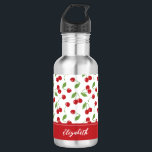 Bouteille D'eau Nom du monogramme Motif de cerisier rouge mou<br><div class="desc">Une mignonne bouteille d'eau motif cerise. Fait un grand cadeau pour un ami. Mignonne pour la Saint Valentin !</div>