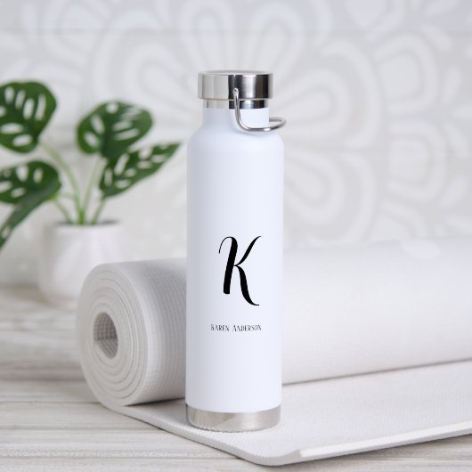 Bouteille D'eau Nom du monogramme noir et blanc moderne (Yoga (pivoté))