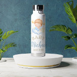 Bouteille D'eau Nom du nuage du bébé garçon<br><div class="desc">Célébrez votre petite fille avec ce dessin rêvé de biberon d'eau pour bébé avec une illustration douce d'un bébé reposant sur un nuage. Entièrement personnalisable avec le nom et le mois de naissance de votre bébé — un cadeau ou un souvenir parfait pour les nouveaux parents, les annonces de grossesse...</div>