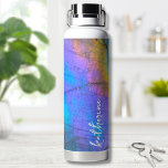 Bouteille D'eau Nom du script coloré moderne<br><div class="desc">La superbe photo en pierre de labradorite en arc-en-ciel colorée en arc-en-ciel offre un cadre parfait pour un design simple et moderne. Il s'agit d'un closep d'une véritable pierre naturelle en labradite avec le bleu, le violet, le rose, le jaune et le vert. Bouteille D'Eau De Nom De Pierre Colorée...</div>